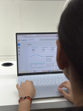 Reading a traffic report on screen during an analytics session